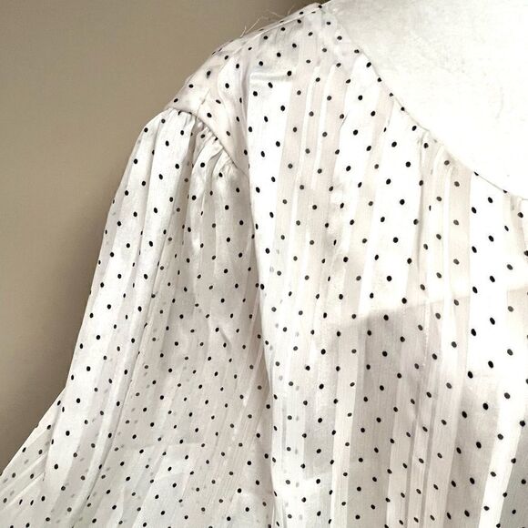 👠Sarah Michelle off white top with black polka dots. 2X - Picture 4 of 7
